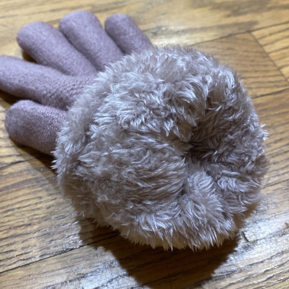 Pale purple fleece lined button gloves - Picture 3 of 4